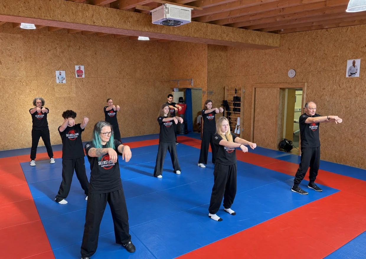 Group training at the Selbststark dojo in Telfs