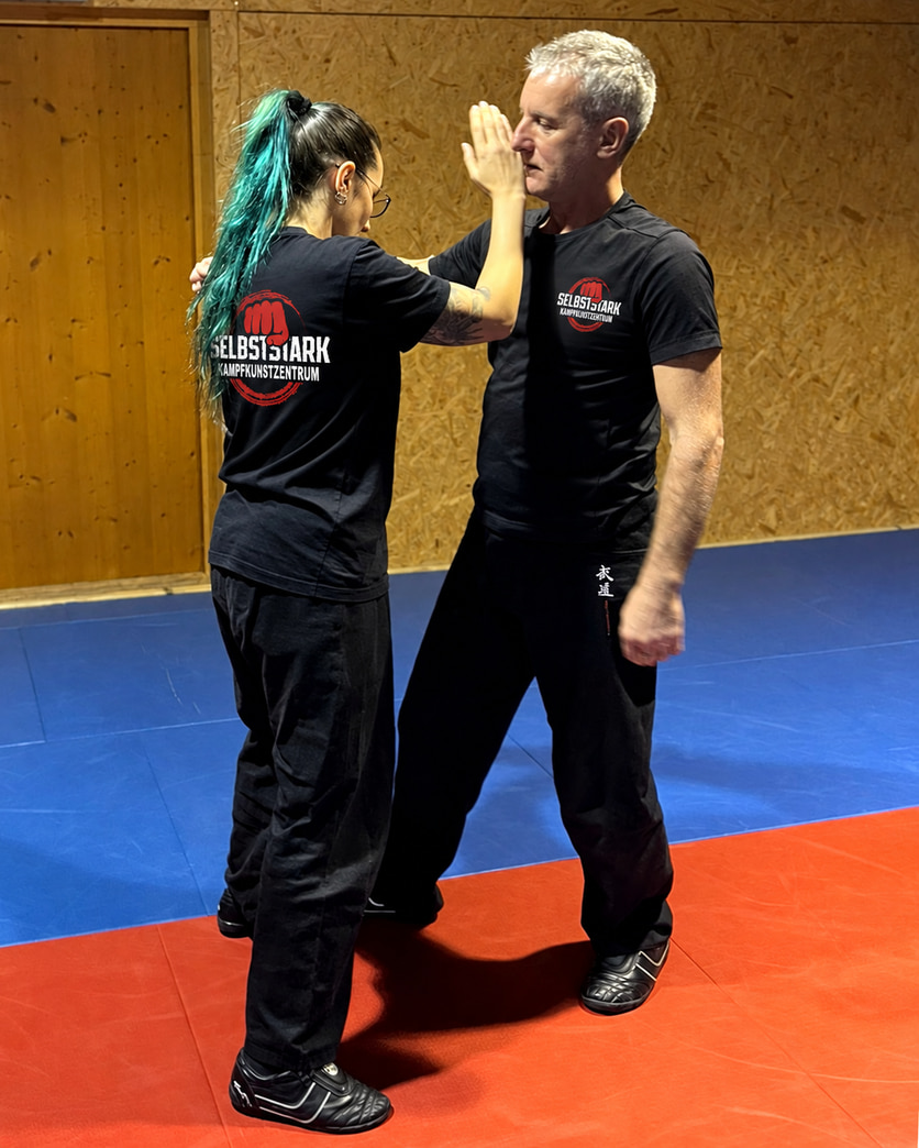 Frauen-Selbstverteidigung: kontrollierte Partnerübung im Dojo