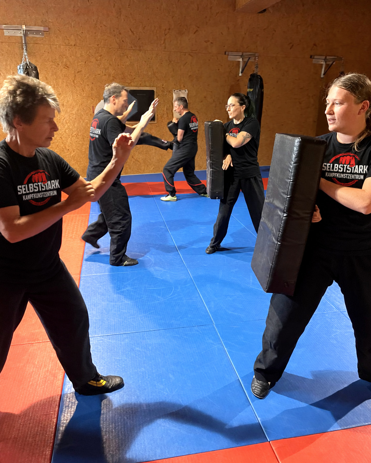 Training together with striking pads at Selbststark