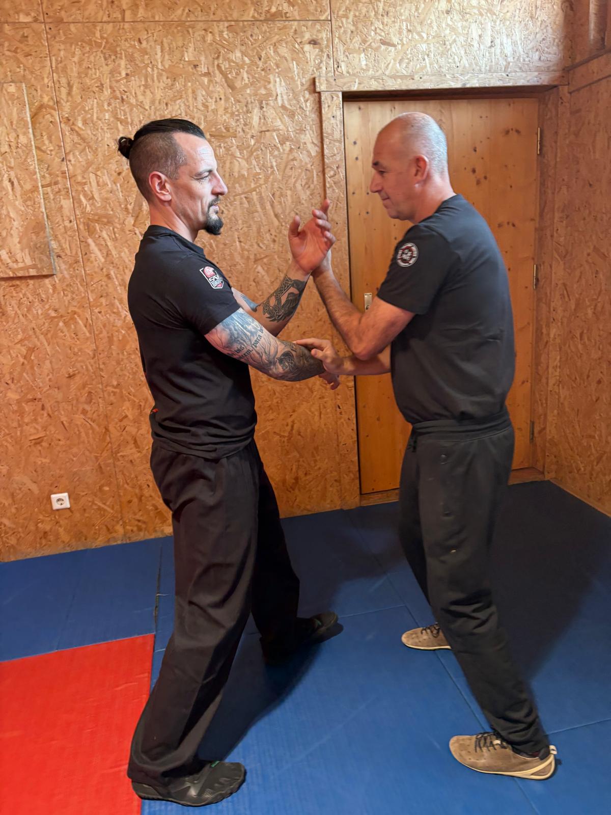 Sifu Christof bei einer Wing-Tsun-Partnerübung